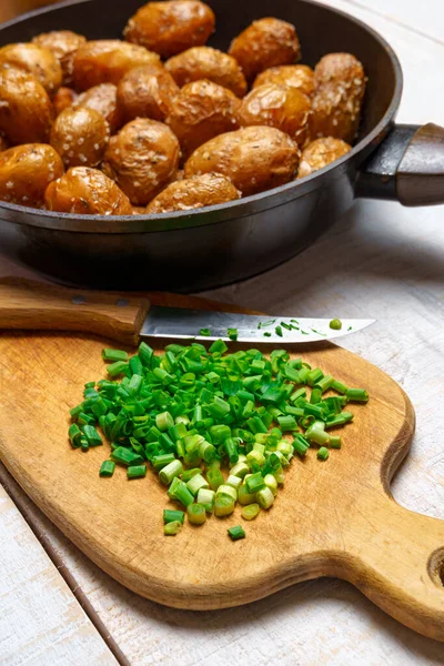 在平底锅中切碎青葱和炸土豆 在白色木板的背景中以乡村风格烹调食物 — 图库照片