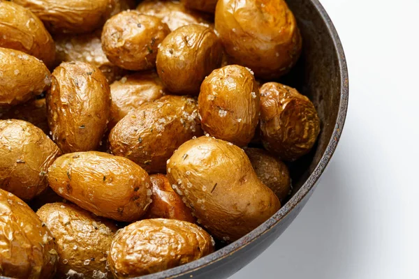 Kızartma Tavasında Kızarmış Patates Yakın Plan Bütün Pişmiş Yemek Lezzetli — Stok fotoğraf