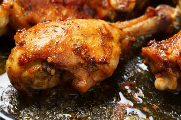 향기나는 닭고기 트레이 맛있는 음식을 가까이 — 스톡 사진
