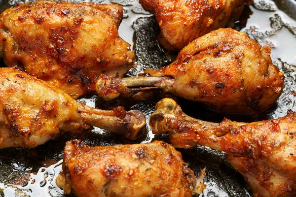 Pieczone Udka Kurczaka Aromatyczną Skórką Pieczone Mięso Tacy Piekarnika Smaczne — Zdjęcie stockowe