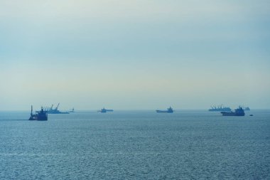 Denizde gemiler, mavi gökyüzü ile deniz manzarası