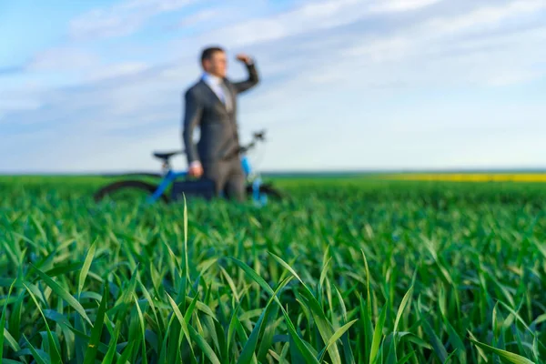 Conceito Negócio Homem Negócios Monta Uma Bicicleta Campo Grama Verde — Fotografia de Stock