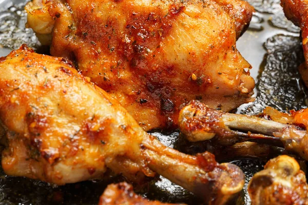 Kaki Ayam Panggang Dengan Kerak Aromatik Daging Panggang Atas Nampan — Stok Foto