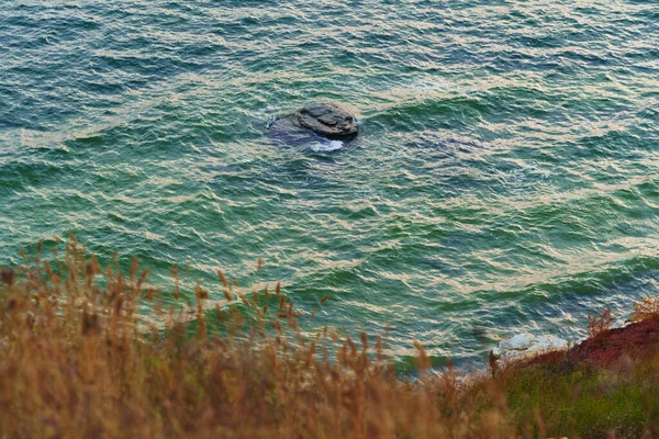Krásný Přímořský Plášť Moře Vlny Výhled Vysokých Kopců — Stock fotografie