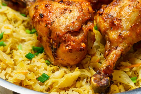 Kaki Ayam Goreng Dalam Wajan Dengan Kubis Rebus Cincang Makanan — Stok Foto