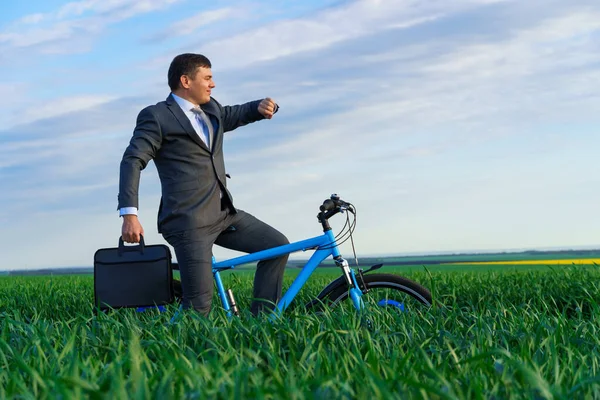 Geschäftsidee Ein Geschäftsmann Fährt Mit Dem Fahrrad Auf Einer Grünen — Stockfoto