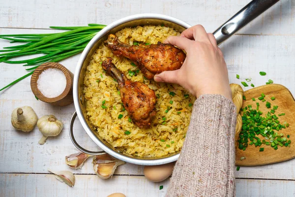 Mano Una Mujer Pone Carne Pollo Frita Una Sartén Llena — Foto de Stock