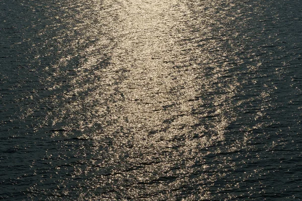 Arany Napfény Tükröződik Hullámok Naplementekor Sötét Kontraszt Háttér Tengeri Felülnézet — Stock Fotó
