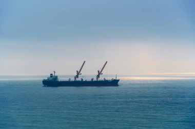 Denizde bir gemi, mavi gökyüzü ile deniz manzarası