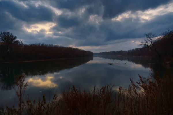 Beau Paysage Automne Soirée Forêt Avec Rivière Ciel Nuageux — Photo