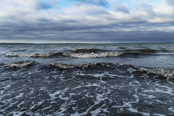 Dramatik Deniz Manzarası Kasvetli Deniz Dalgalar Karanlık Kasvetli Gökyüzü Sonbaharın — Stok fotoğraf
