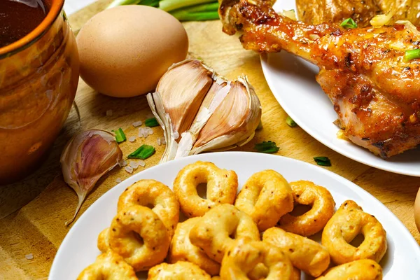 스타일로 맛있는 건강에 닭고기 껍질을 위에서 음식을 요리하였다 — 스톡 사진