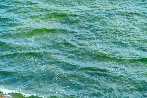 青い波が背景の海 トップビュー 美しい海 — ストック写真