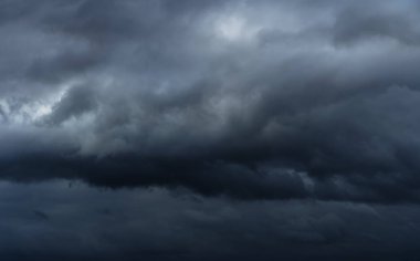 Güzel, karanlık, dramatik gökyüzü, fırtınalı bulutlar, yağmur veya kar yağmadan önce.