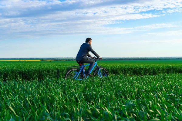 Business Concept Uomo Affari Bicicletta Campo Erba Verde Vestito Con — Foto Stock