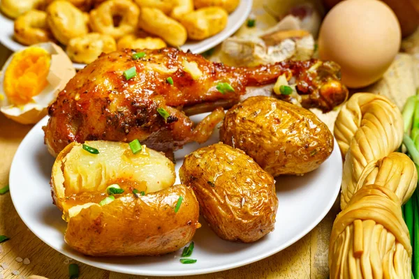 맛있고 건강에 스타일의 닭고기 고기와 껍질을 벗기지 위에서 — 스톡 사진