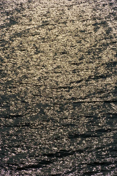 Goldenes Sonnenlicht Das Sich Bei Sonnenuntergang Wellen Reflektiert Dunkler Kontrasthintergrund — Stockfoto
