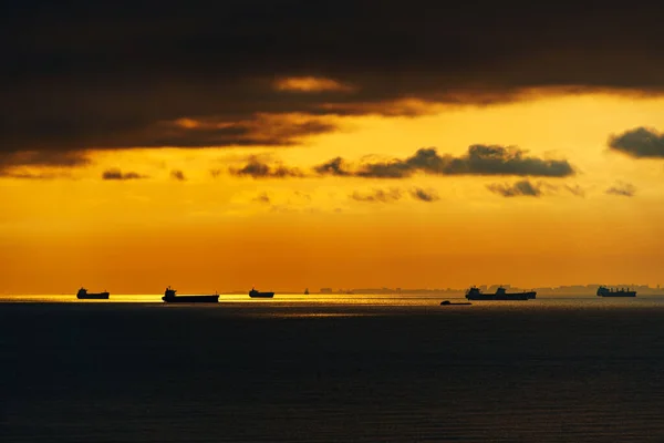 Siluetas Barcos Mar Contra Cielo Brillante Atardecer Luz Del Sol — Foto de Stock