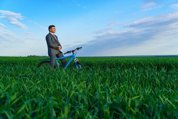 Бізнес Концепція Бізнесмен Їде Велосипеді Зеленій Траві Одягнений Діловий Костюм — стокове фото