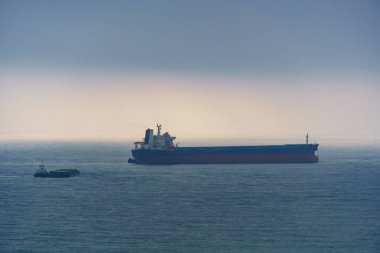 Denizde gemiler, mavi gökyüzü ile deniz manzarası