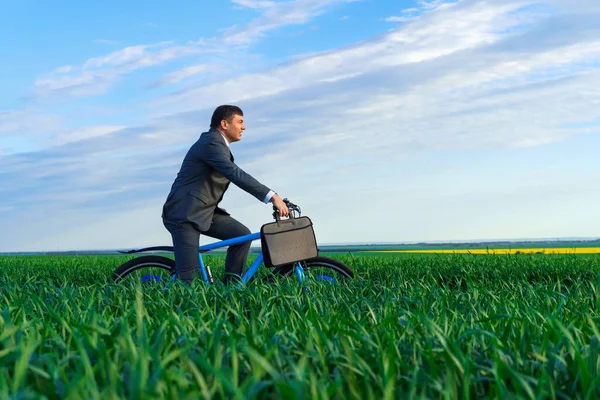 Concepto Negocio Hombre Negocios Monta Una Bicicleta Campo Hierba Verde — Foto de Stock