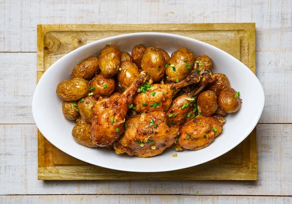 스타일의 맛있는 건강에 음식을 닭고기 고구마에 커다란 요리를 곁들인 위에서 — 스톡 사진