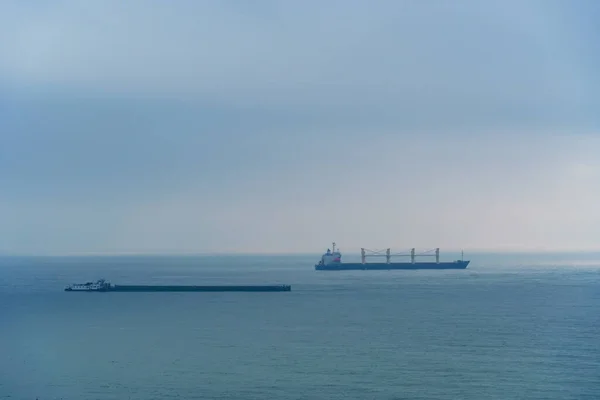 Statki Morzu Krajobraz Morski Błękitnym Niebem — Zdjęcie stockowe