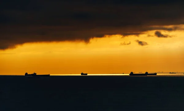 Sylwetki Statków Morzu Przed Jasnym Zachodem Słońca Niebo Światło Słoneczne — Zdjęcie stockowe