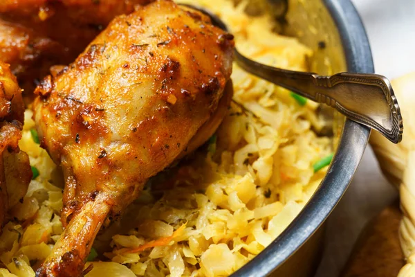 Kaki Ayam Goreng Dalam Wajan Dengan Kubis Rebus Cincang Makanan — Stok Foto