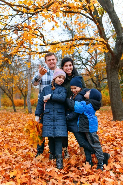 Retrato Una Familia Con Niños Parque Otoño Gente Feliz Posando —  Fotos de Stock