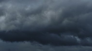 Güzel, karanlık, dramatik gökyüzü, fırtınalı bulutlar, zaman, yağmur veya kar yağmadan önce geçiyor, kış mevsimi.