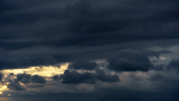雨や雪の前に嵐の雲と美しい暗い劇的な空 — ストック写真