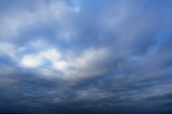 Langit Biru Yang Indah Dengan Awan Malam Hari Sebagai Latar — Stok Foto