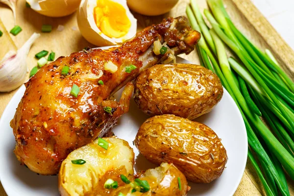 Ízletes Ebéd Vidéki Stílusban Egészséges Ételek Sült Csirkehús Hámozatlan Burgonya — Stock Fotó