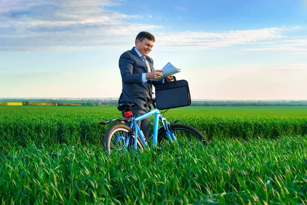 Бізнесмен Одягнений Діловий Костюм Позує Велосипедом Зеленій Траві Читає Документи — стокове фото