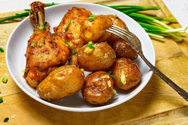 스타일의 맛있는 건강에 음식에 닭고기 요리용 마늘에 나무판에서 — 스톡 사진