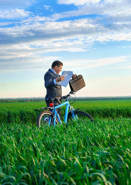 Businessman Dressed Business Suit Poses Bicycle Green Grass Field Reads — Stock Photo, Image