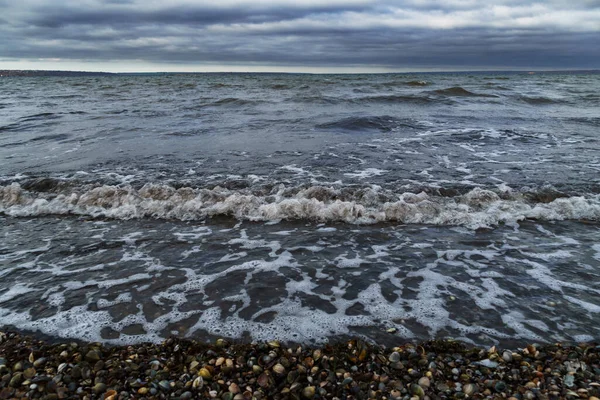 Драматический Морской Пейзаж Мрачное Море Волны Мрачное Небо Дикий Пейзаж — стоковое фото