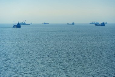 Denizde gemiler, mavi gökyüzü ile deniz manzarası