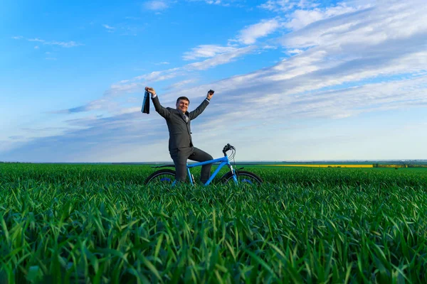 Бизнес Концепция Бизнесмен Ездит Велосипеде Зеленой Траве Счастлив Одет Деловой — стоковое фото