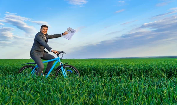 기업인들은 양복을 보도를 타거나 자전거를 풀밭을 지나며 아름다운 개념을 기록한다 — 스톡 사진