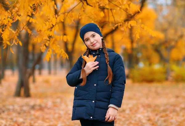 Portrait Une Enfant Fille Dans Parc Ville Automne Poser Avec — Photo