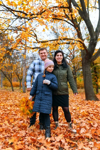 Portrét Rodiny Dětmi Podzimním Městském Parku Šťastní Lidé Pózující Společně — Stock fotografie