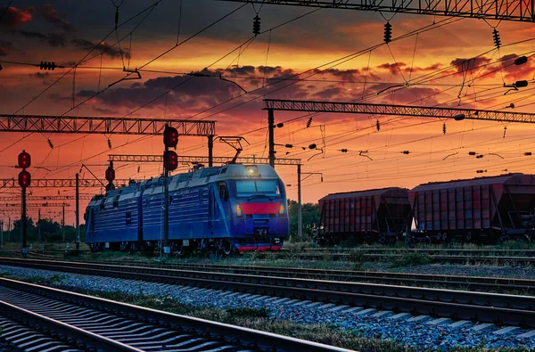 Tren Tren Vagonları Güzel Bir Gün Batımında Dramatik Bir Gökyüzü — Stok fotoğraf