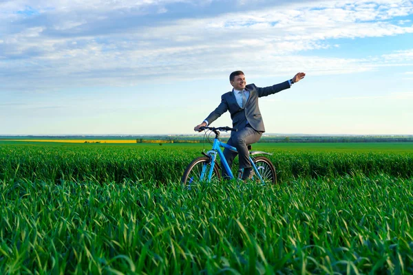 Бизнесмен Ездит Велосипеде Зеленой Траве Машет Руками Одетый Деловой Костюм — стоковое фото