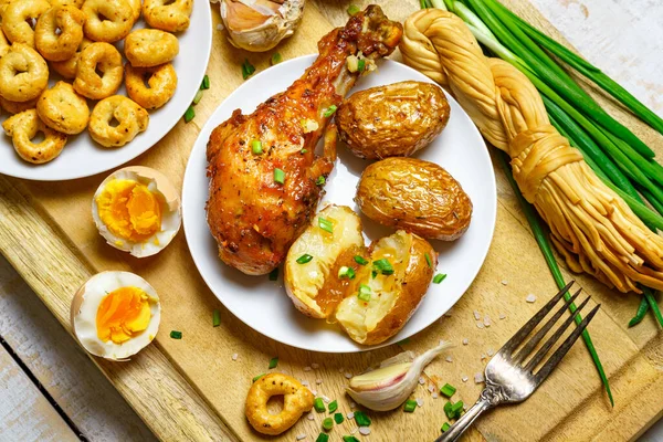 Ízletes Egészséges Ételek Ebéd Vidéki Stílusban Sült Csirkehús Hámozatlan Burgonya — Stock Fotó