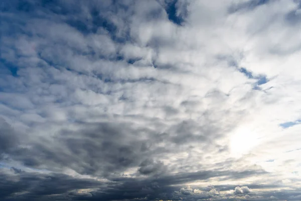 Mooie Donkere Dramatische Hemel Met Stormachtige Wolken Voor Regen Sneeuw Rechtenvrije Stockafbeeldingen