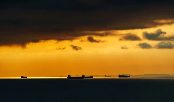 Siluetas Barcos Mar Contra Cielo Brillante Atardecer Luz Del Sol — Foto de Stock