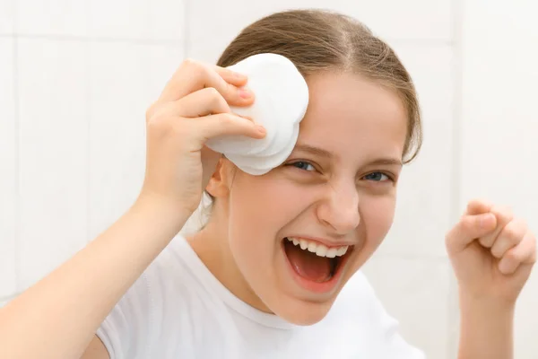 Ein Sehr Emotionales Gesicht Eines Teenagers Sie Sieht Sich Selbst — Stockfoto