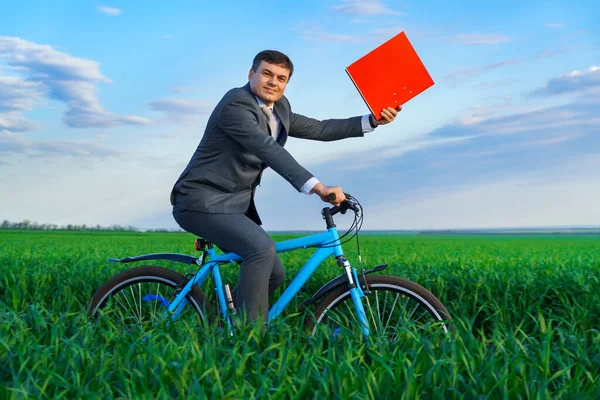 보고서 문서를 제출하기 폴더를 잔디밭을 자전거를 다니는 사업가는 여름의 아름다운 — 스톡 사진